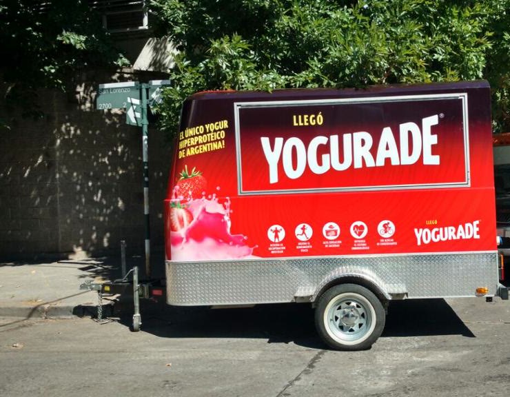 Trailer de OCHO ploteado de punta a punta con la gráfica de un cliente, con la lanza de remolque y la rueda jockey a la vista