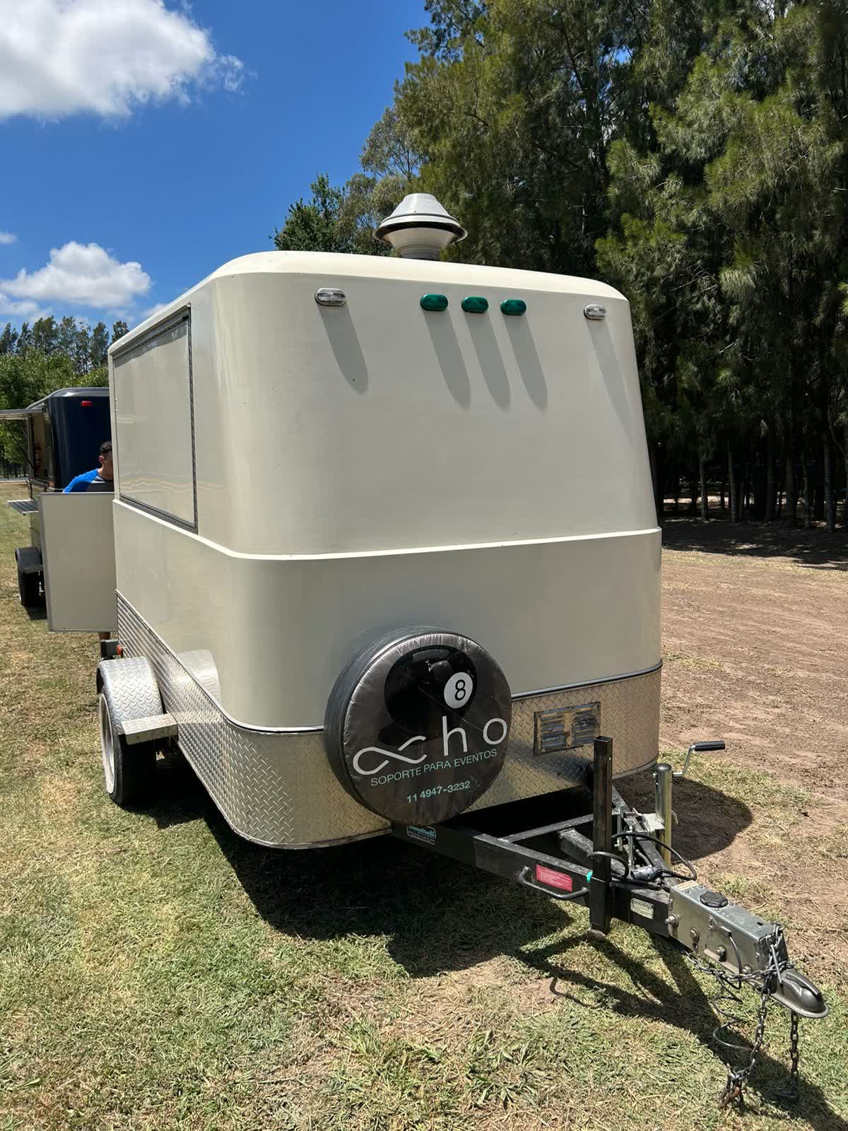 Lanza de remolque, acople, cadena de seguridad y rueda jockey con manivela del trailer, con el logo de OCHO pintado en la rueda de auxilio